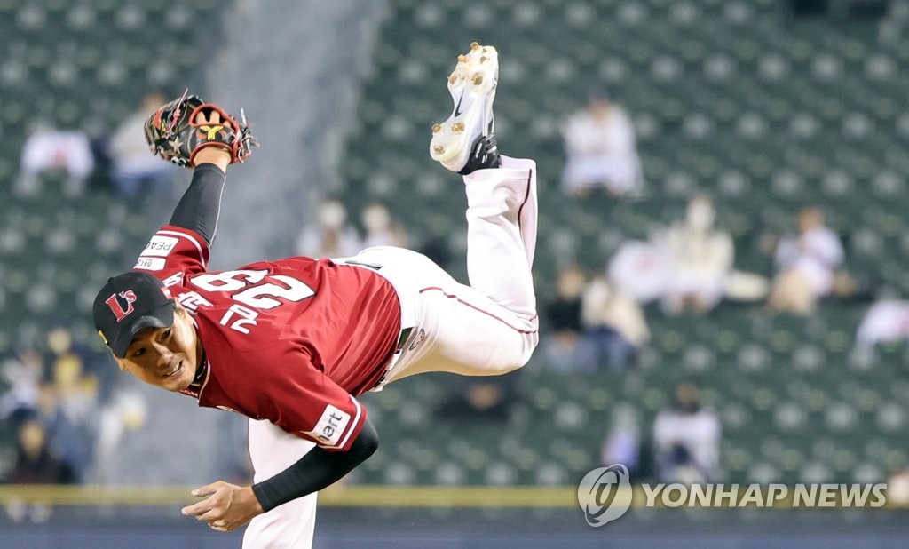 In this file photo from Oct. 5, 2022, SSG Landers starter Kim Kwang-hyun pitches against the Doosan Bears during the bottom of the first inning of a Korea Baseball Organization regular season game at Jamsil Baseball Stadium in Seoul. (Yonhap)