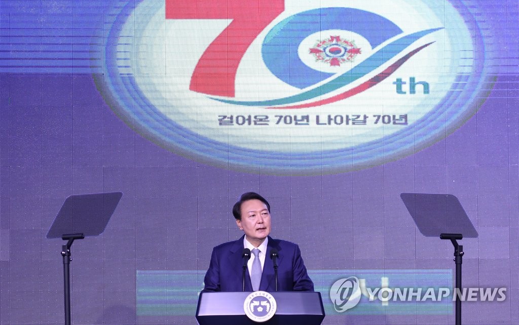 El presidente surcoreano, Yoon Suk-yeol, pronuncia un discurso congratulatorio, el 6 de octubre de 2022, en una ceremonia para conmemorar el 70º aniversario de la Asociación de Veteranos Surcoreanos, en Seúl. (Foto del cuerpo de prensa. Prohibida su reventa y archivo)
