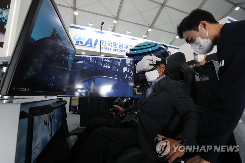 Las personas visitan, el 7 de octubre de 2022, la Expo Mundial de Cultura Militar de Gyeryong 2022, en una pista justo al lado de los cuarteles militares de Gyeryongdae, a unos 160 kilómetros al sur de Seúl.