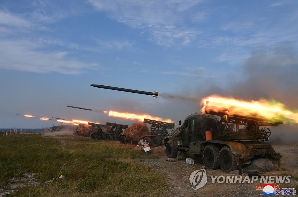 La foto, publicada, el 10 de octubre de 2022, por la Agencia Central de Noticias de Corea del Norte, muestra un ejercicio militar con fuego real de Corea del Norte. (Uso exclusivo dentro de Corea del Sur. Prohibida su distribución parcial o total)