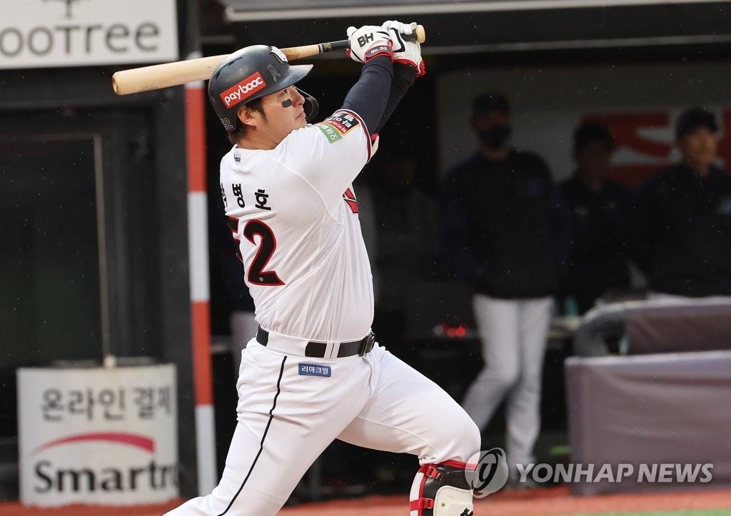 Park Byung-ho of the KT Wiz hits a two-run home run against the NC Dinos during the bottom of the eighth inning of a Korea Baseball Organization regular season game at KT Wiz Park in Suwon, 35 kilometers south of Seoul, on Oct. 10, 2022. (Yonhap)