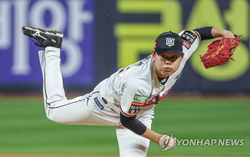 KT Wiz starter So Hyeong-jun pitches against the Kia Tigers during the top of the first inning of a Korea Baseball Organization wild card game at KT Wiz Park in Suwon, 35 kilometers south of Seoul, on Oct. 13, 2022. (Yonhap)