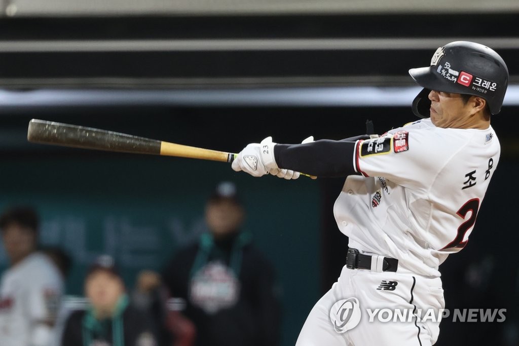 Cho Yong-ho of the KT Wiz hits a two-run double against the Kia Tigers during the bottom of the third inning of a Korea Baseball Organization wild card game at KT Wiz Park in Suwon, some 35 kilometers south of Seoul, on Oct. 13, 2022. (Yonhap)
