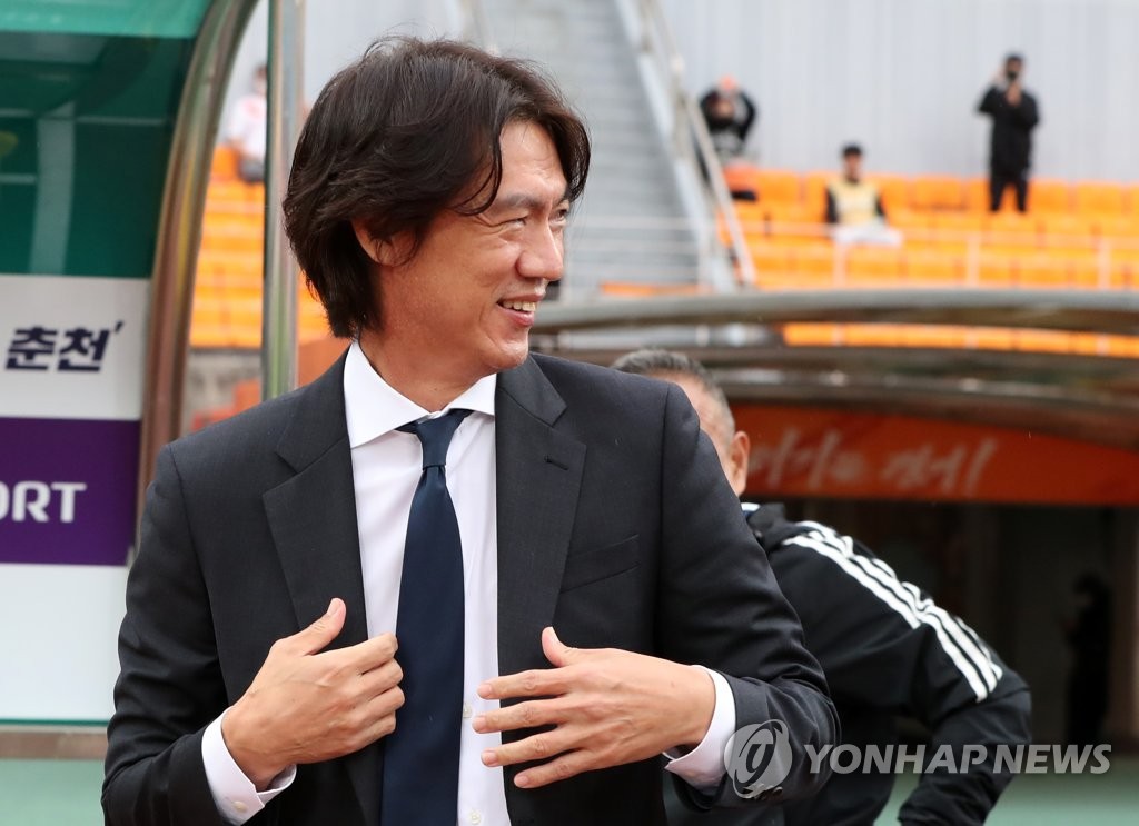 Ulsan Hyundai FC head coach Hong Myung-bo smiles before the start of a K League 1 match against Gangwon FC at Songam Sports Town in Chuncheon, 85 kilometers east of Seoul, on Oct. 16, 2022. (Yonhap)