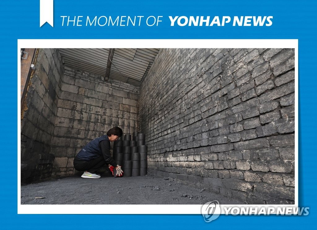 [모멘트] 텅텅 빈 연탄 창고, 경제난에 줄어든 도움의 손길