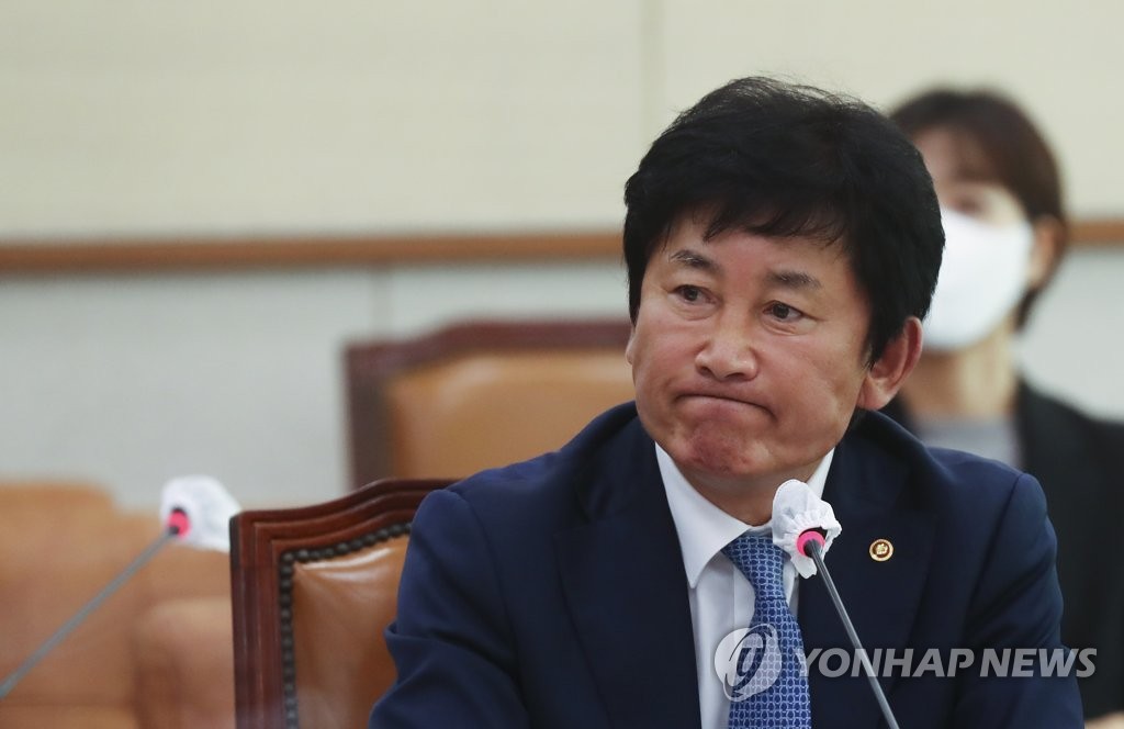 질의 받는 박종문 헌재 사무처장