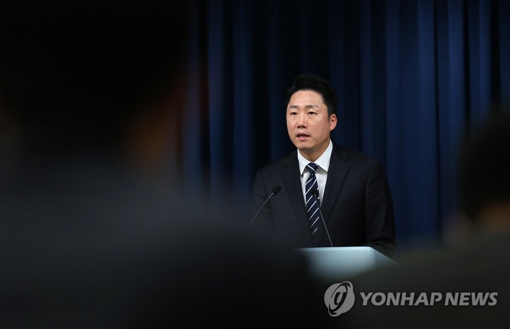 El portavoz presidencial adjunto, Lee Jae-Myoung, habla a los periodistas, el 17 de octubre de 2022, en la oficina presidencial, en Seúl. 