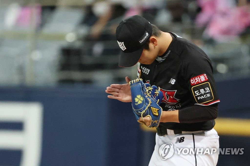Park Yeong-hyun of the KT Wiz celebrates after completing the bottom of the eighth inning against the Kiwoom Heroes during Game 2 of the first round in the Korea Baseball Organization postseason at Gocheok Sky Dome in Seoul on Oct. 17, 2022. (Yonhap)