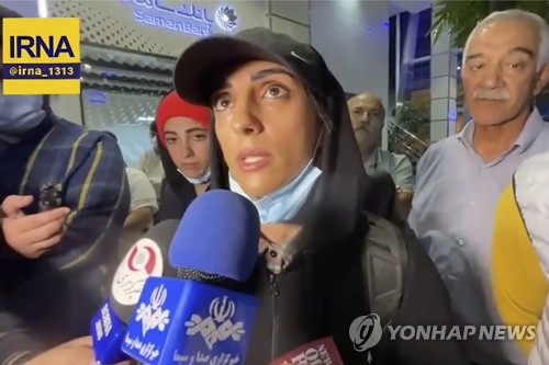 "이란, '한국서 히잡 미착용' 운동선수 주택 강제철거"