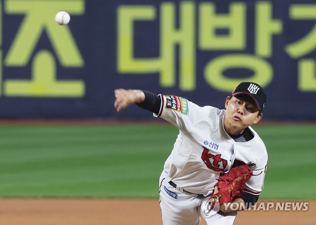 KT Wiz starter So Hyeong-jun pitches to the Kiwoom Heroes during the top of the sixth inning of Game 4 of the first round in the Korea Baseball Organization postseason at KT Wiz Park in Suwon, 35 kilometers south of Seoul, on Oct. 20, 2022. (Yonhap)