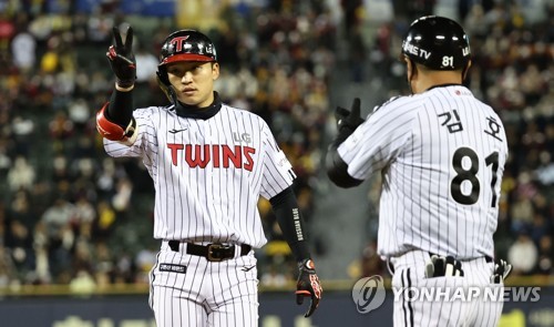 LEAD) Twins defeat Heroes to open KBO postseason series behind