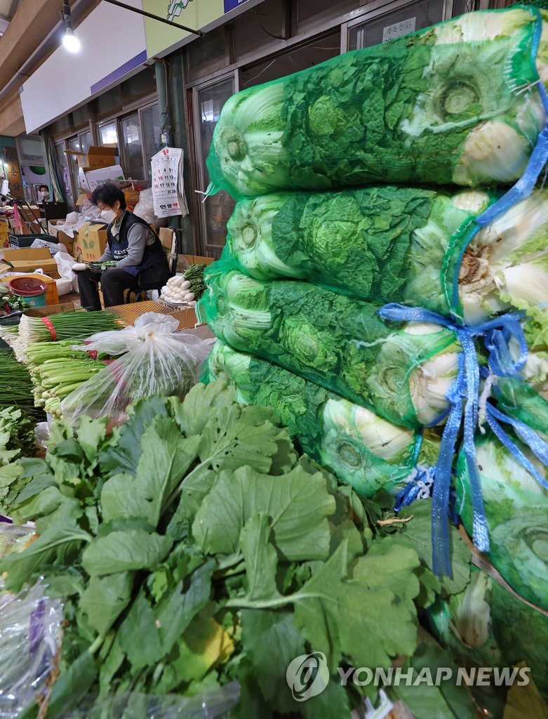 In this file photo, Korean cabbages and other vegetables for "gimjang," or making kimchi, a traditional Korean side dish normally made of fermented cabbage, are stacked at a traditional market in Seoul on Oct. 25, 2022. South Korea's inflation expectations edged up 0.1 percentage point on-month to 4.3 percent in October amid the Bank of Korea's aggressive rate hikes to bring price growth under control, a central bank survey showed. (Yonhap)