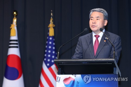 El ministro de Defensa surcoreano, Lee Jong-sup, habla en una conferencia sobre la alianza Seúl-Washington, el 25 de octubre de 2022, en un hotel en el centro de Seúl.