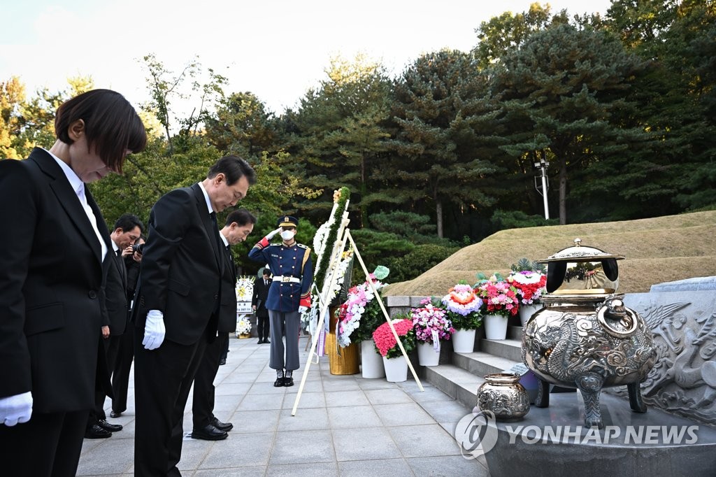 Yoon visita la tumba del expresidente Park antes del aniversario de su muerte