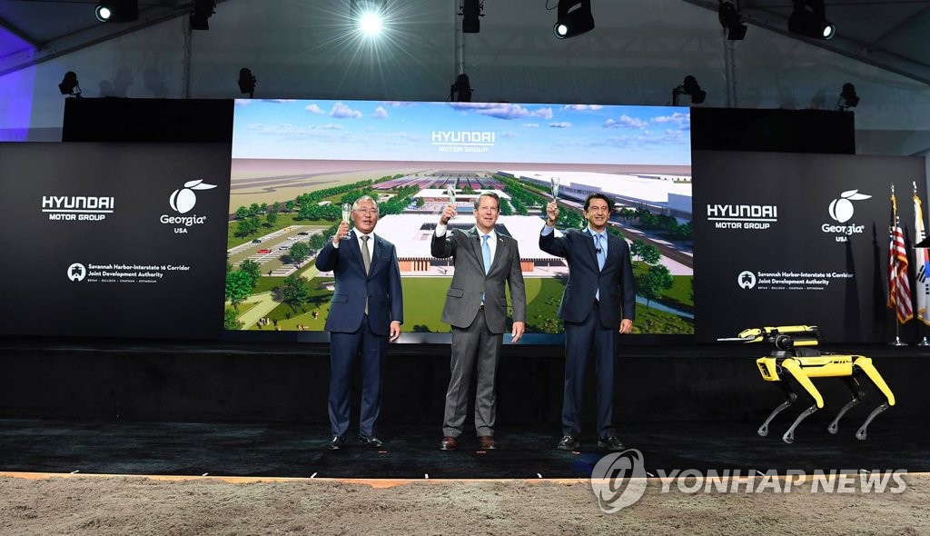 This photo, provided by Hyundai Motor Group, shows Hyundai Chairman Chung Eui-sun (L), Georgia Gov. Brian Kemp (C) and Hyundai Global President Jose Munoz toasting during the South Korean carmaker's groundbreaking ceremony for an electric vehicle-only plant in Bryan County, Georgia, on Oct. 25, 2022. In May, Hyundai announced a US$5.54 billion investment for the plant, dubbed Hyundai Motor Group Metaplant America, and a car battery plant. (PHOTO NOT FOR SALE) (Yonhap)