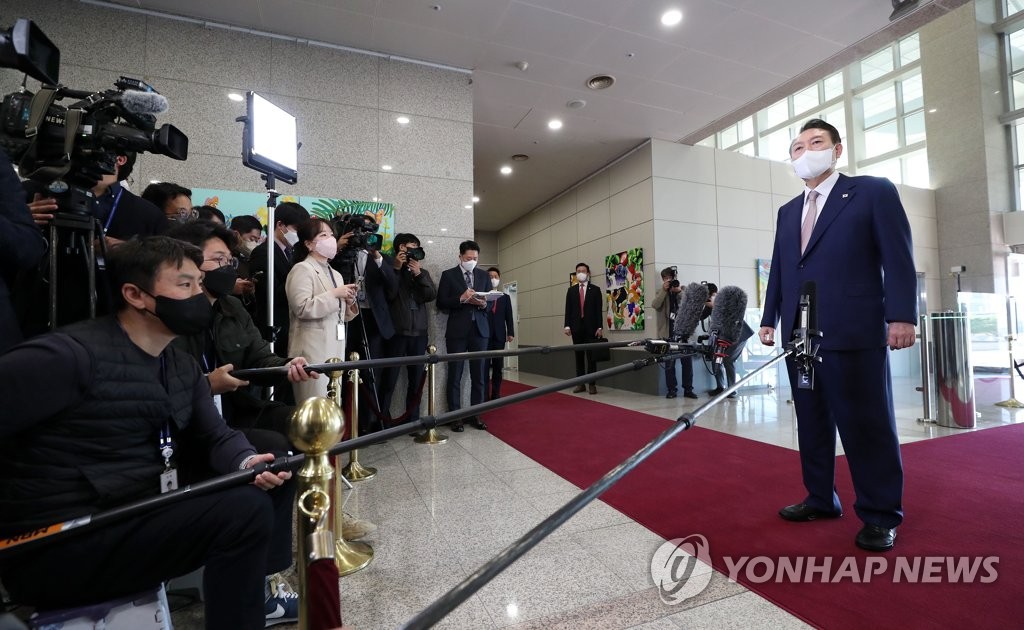 President Yoon Suk-yeol speaks to reporters after arriving at the presidential office in Seoul on Oct. 26, 2022. (Pool photo) (Yonhap)