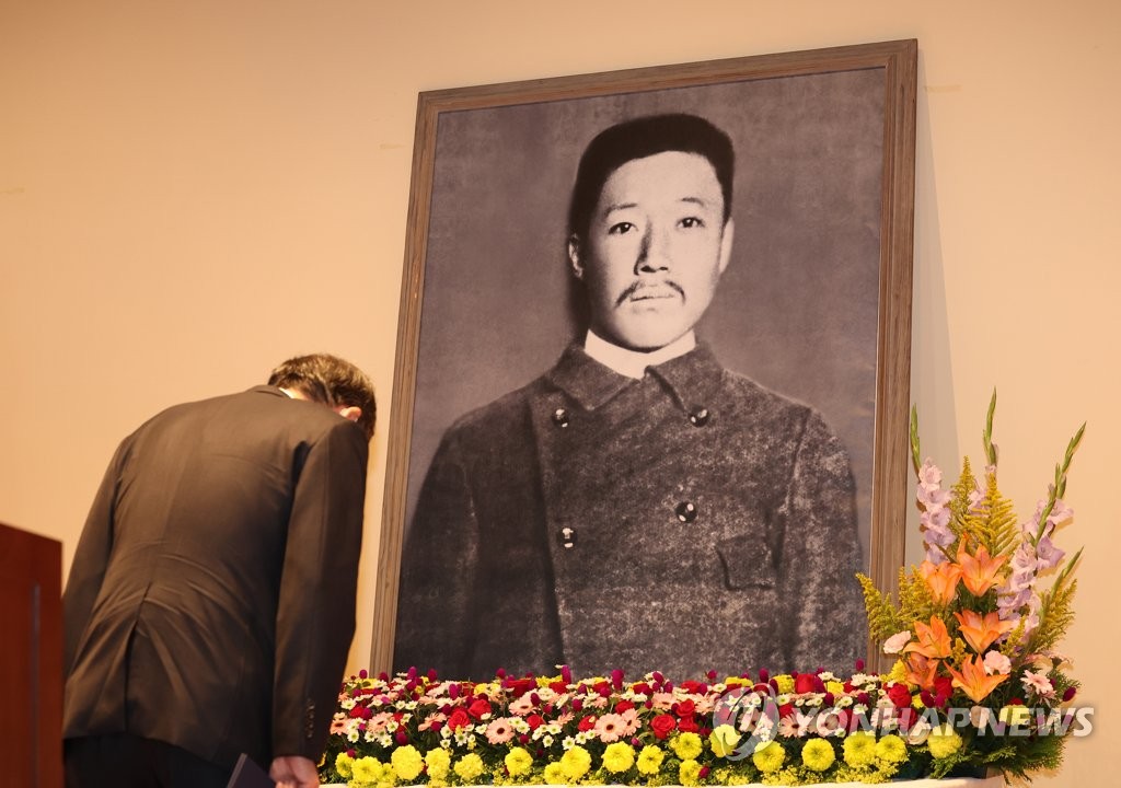 In this file image taken Oct. 26, 2022, Kim Hwang-sik, the former prime minister, bows to the portrait of Korean independence activist Ahn Jung-geun in a ceremony commemorating the 113th anniversary of his assassination of Ito Hirobumi, the Japanese resident-general in Korea in Harbin. (Yonhap)