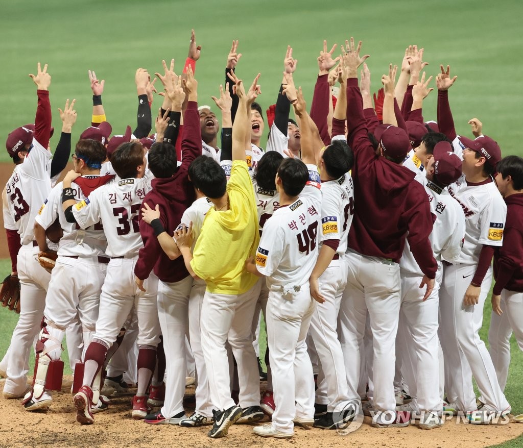Kiwoom Heroes players celebrate their 4-1 victory over the LG Twins in Game 4 of the second round in the Korea Baseball Organization postseason at Gocheok Sky Dome in Seoul on Oct. 28, 2022. The Heroes advanced to the Korean Series following this win. (Yonhap)