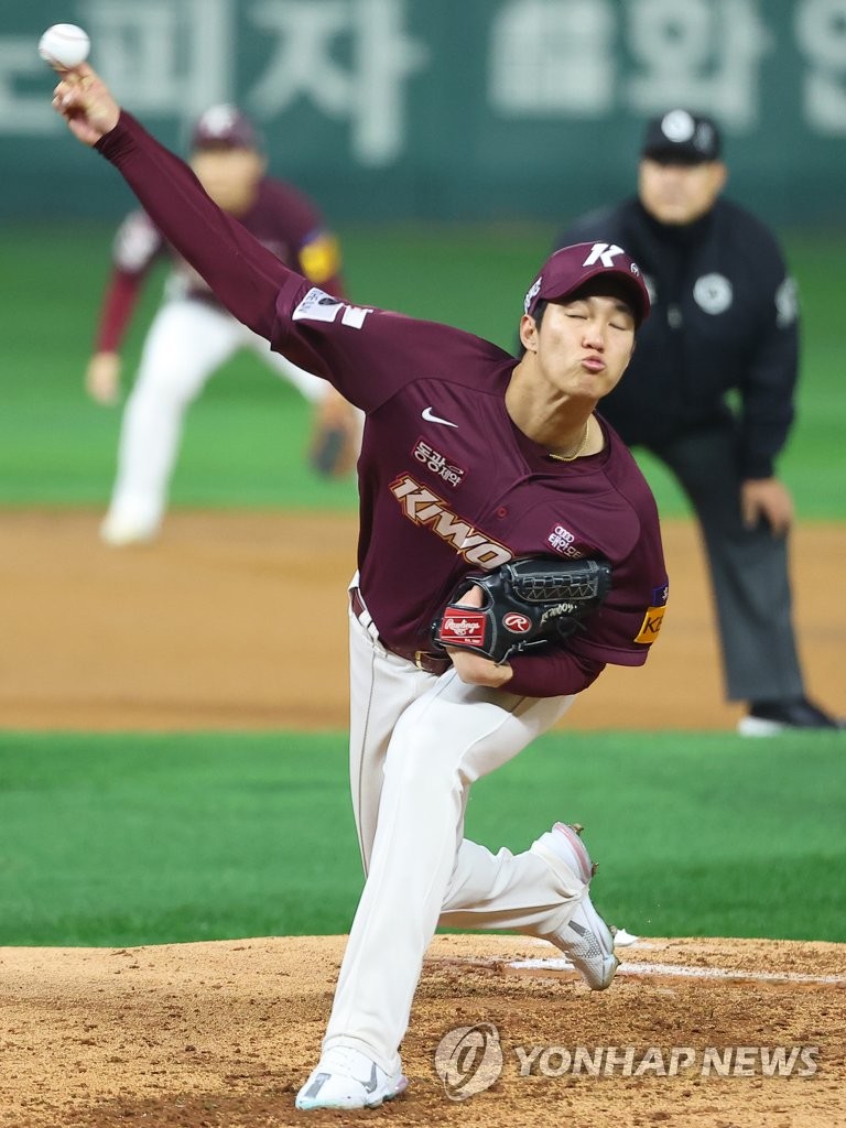 Kiwoom Heroes starter An Woo-jin pitches against the SSG Landers during the bottom of the second inning of Game 1 of the Korean Series at Incheon SSG Landers Field in Incheon, 30 kilometers west of Seoul, on Nov. 1, 2022. (Yonhap)