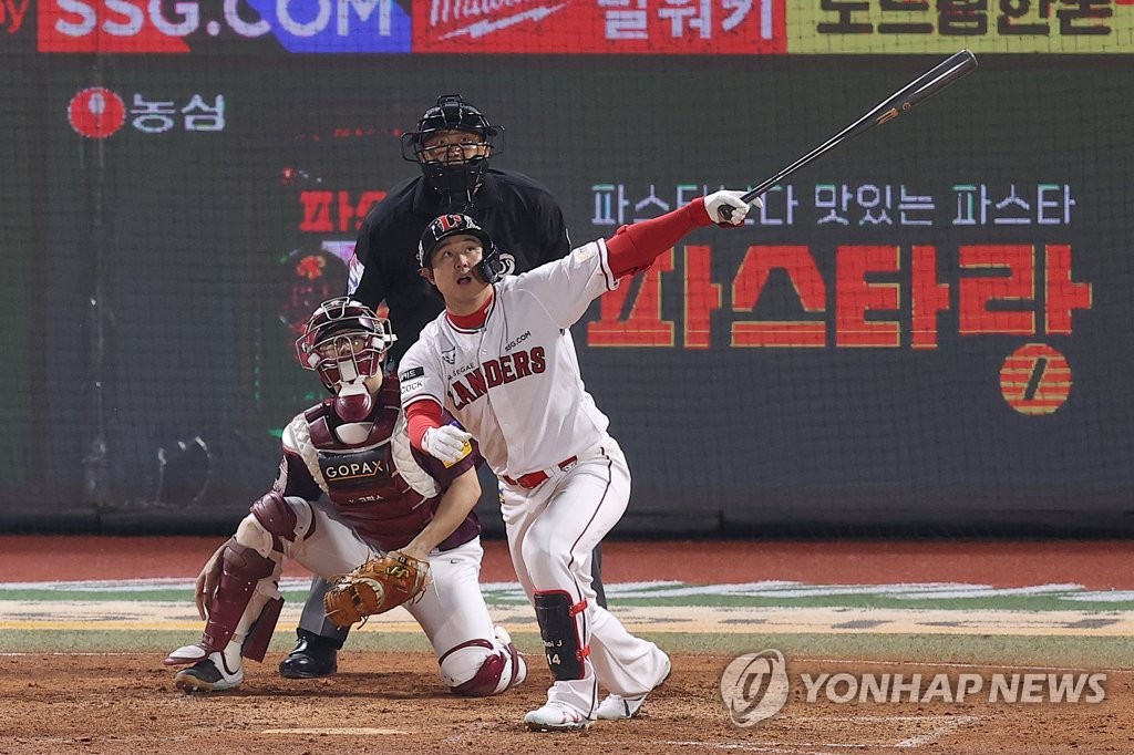 In this file photo from Nov. 1, 2022, Choi Jeong of the SSG Landers hits a double against the Kiwoom Heroes during the bottom of the fifth inning of Game 1 of the Korean Series at Incheon SSG Landers Field in Incheon, 30 kilometers west of Seoul. (Yonhap)