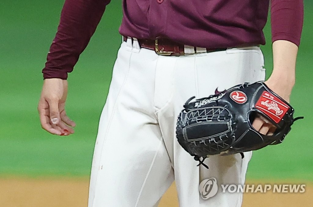 Kiwoom Heroes starter An Woo-jin has a bloody middle finger on his right hand after a blister popped during the bottom of the third inning of Game 1 of the Korean Series against the SSG Landers at Incheon SSG Landers Field in Incheon, 30 kilometers west of Seoul, on Nov. 1, 2022. (Yonhap)