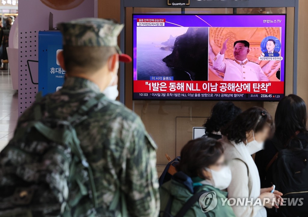 Un soldat regarde un reportage télévisé à la gare de Séoul, le 2 novembre 2022, sur le lancement par la Corée du Nord d'au moins trois missiles balistiques de courte portée en mer de l'Est plus tôt dans la journée. L'un des missiles a traversé la frontière maritime de facto avec la Corée du Sud.