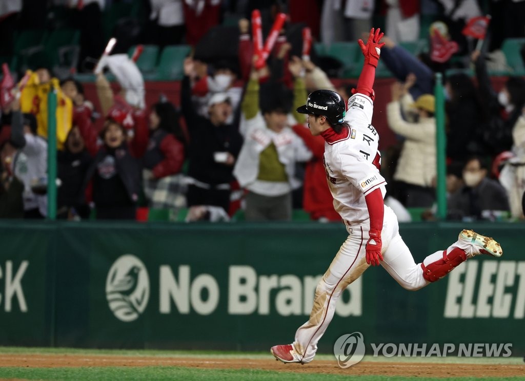 In this file photo from Nov. 2, 2022, Choi Ji-hoon of the SSG Landers rounds the bases after hitting a two-run home run against the Kiwoom Heroes during the bottom of the fifth inning of Game 2 of the Korean Series at Incheon SSG Landers Field in Incheon, some 30 kilometers west of Seoul. (Yonhap)