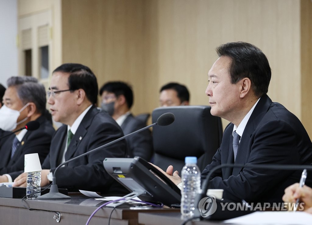 緊急のＮＳＣ常任委員会で報告を受ける尹大統領（大統領室提供）＝（聯合ニュース）≪転載・転用禁止≫