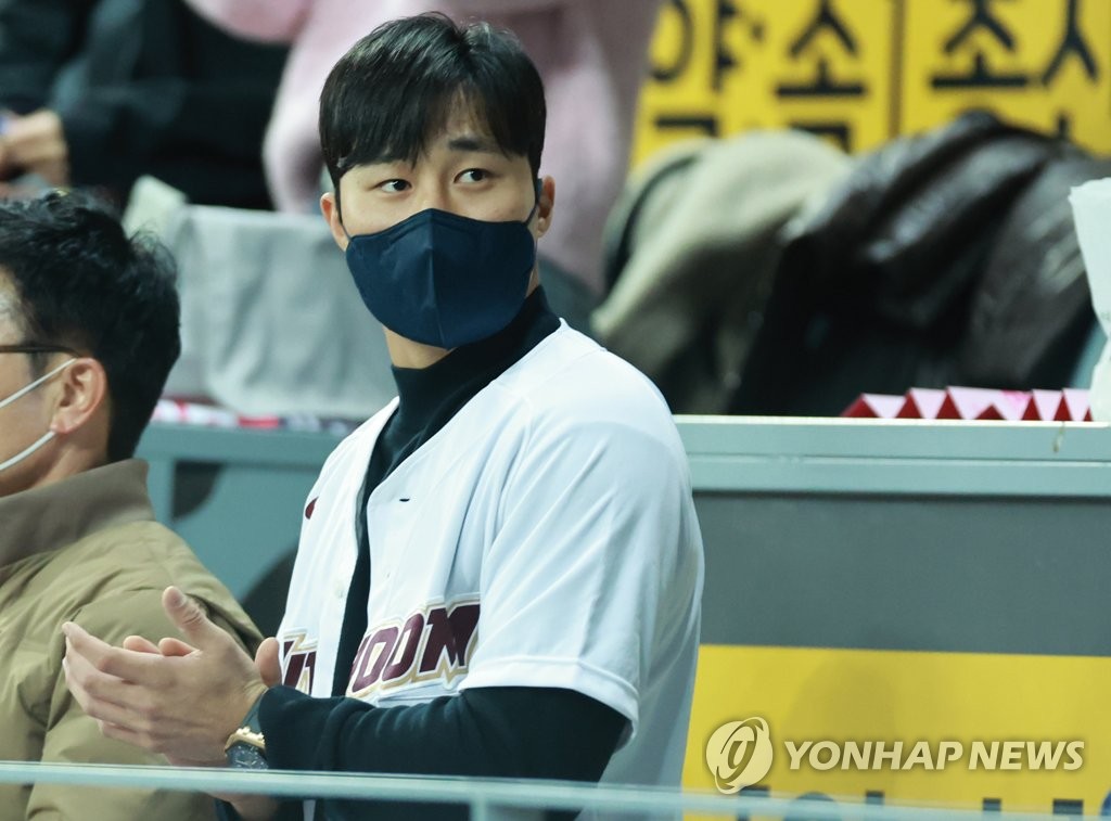 Padres shortstop Kim Ha-seong attends KBO championship game to cheer on old teammates