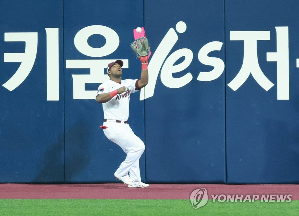 Kiwoom Heroes right fielder Yasiel Puig makes a catch on a line drive hit by Han Yoo-seom of the SSG Landers during the top of the eighth inning of Game 3 of the Korean Series at Gocheok Sky Dome in Seoul on Nov. 4, 2022. (Yonhap)