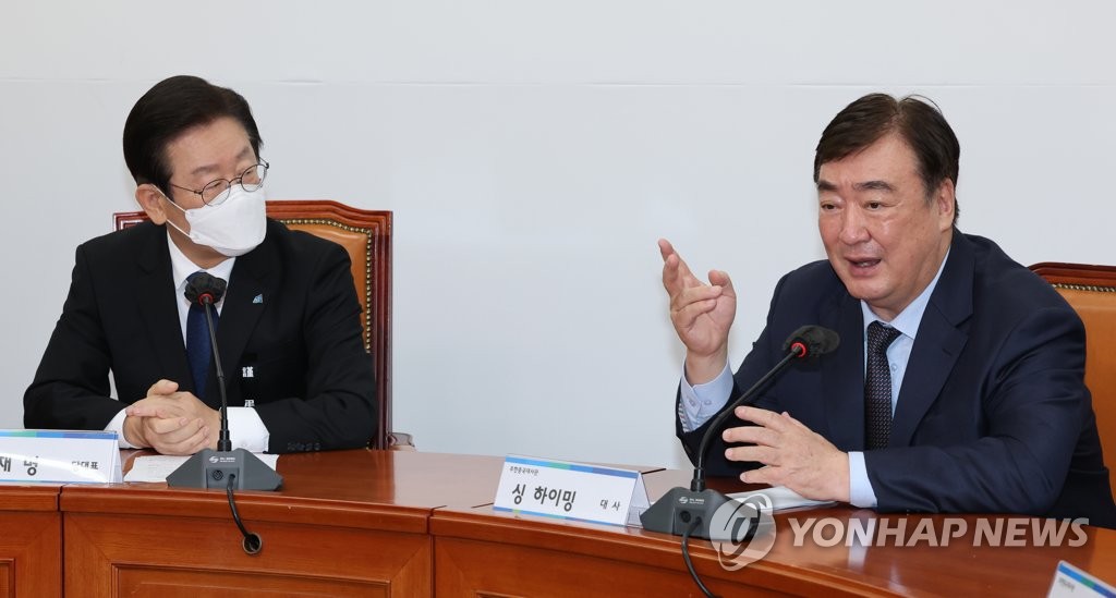 La foto de archivo muestra a Lee Jae-myung (izda.), presidente del principal partido opositor, el Partido Democrático, sostendiendo una reunión con el embajador de China ante Corea del Sur, Xing Haiming, en la Asamblea Nacional, en Seúl.