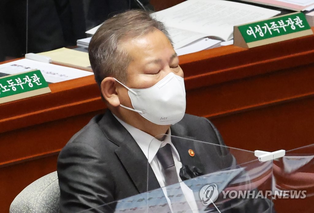 Interior minister Lee Sang-min takes a deep breath during a parliamentary meeting held at the National Assembly in western Seoul on Nov. 7, 2022. (Yonhap)