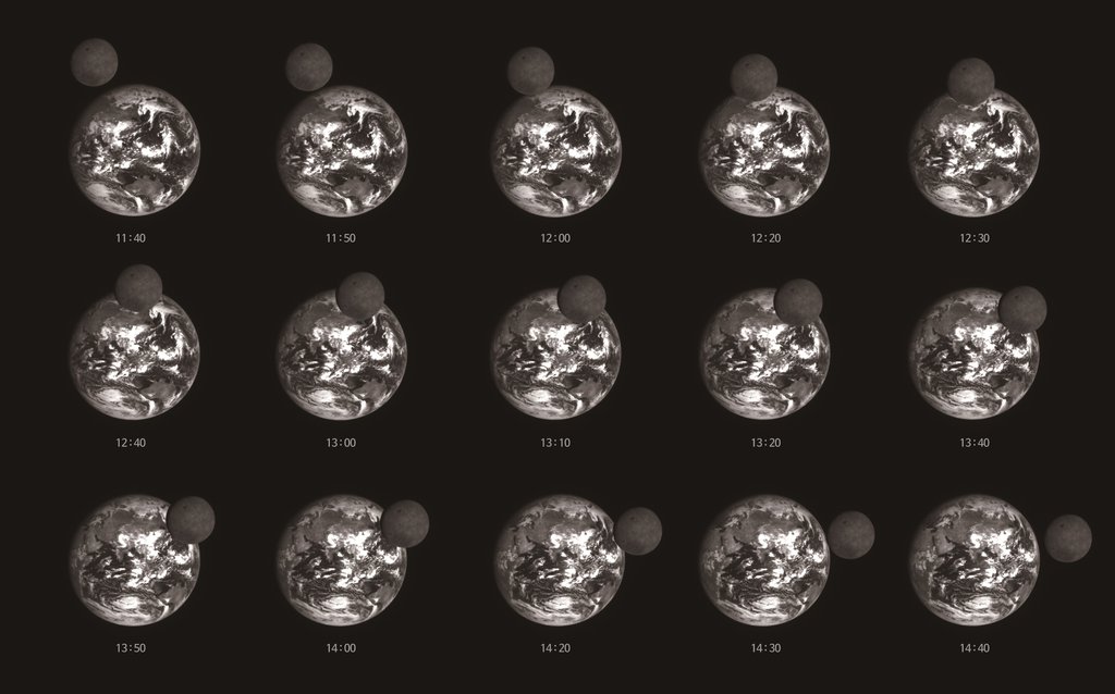 Las fotos compuestas de archivo, proporcionadas, el 7 de noviembre de 2022, por el Ministerio de Ciencia y TIC surcoreano, muestran la Luna tomada, el 24 de septiembre, por una cámara a bordo del orbitador lunar surcoreano Danuri, pasando frente a la Tierra durante su rotación. (Prohibida su reventa y archivo)