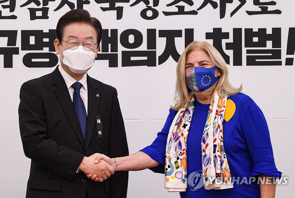 Rep. Lee Jae-myung (L), leader of the main opposition Democratic Party, and Maria Castillo Fernandez, European Union ambassador to South Korea, shake hands ahead of their meeting at the National Assembly on Nov. 8, 2022. (Pool photo) (Yonhap)
