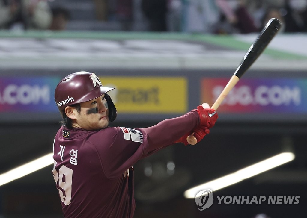 Im Ji-yeol of the Kiwoom Heroes hits a two-run home run against the SSG Landers during the top of the third inning of Game 6 of the Korean Series at Incheon SSG Landers Field in Incheon, 30 kilometers west of Seoul, on Nov. 8, 2022. (Yonhap)