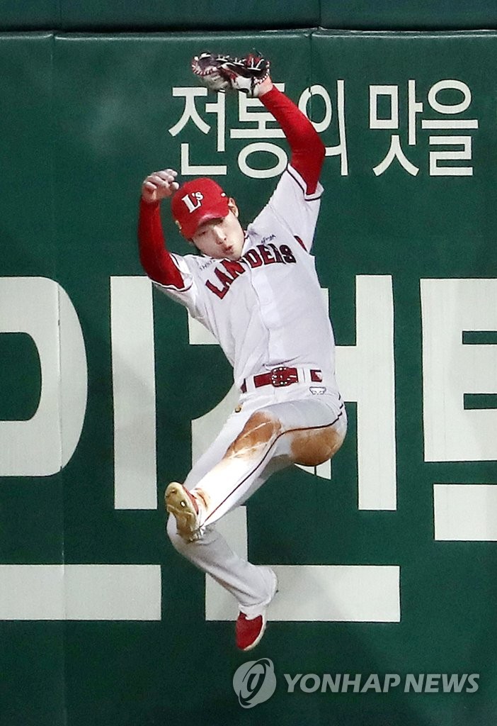 SSG Landers right fielder Choi Ji-hoon catches a foul fly ball at the wall during the top of the fifth inning of Game 6 of the Korean Series against the Kiwoom Heroes at Incheon SSG Landers Field in Incheon, 30 kilometers west of Seoul, on Nov. 8, 2022. (Yonhap)