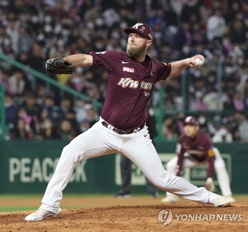 In this file photo from Nov. 8, 2022, Eric Jokisch of the Kiwoom Heroes pitches against the SSG Landers during the bottom of the sixth inning of Game 6 of the Korean Series at Incheon SSG Landers Field in Incheon, 30 kilometers west of Seoul. (Yonhap)