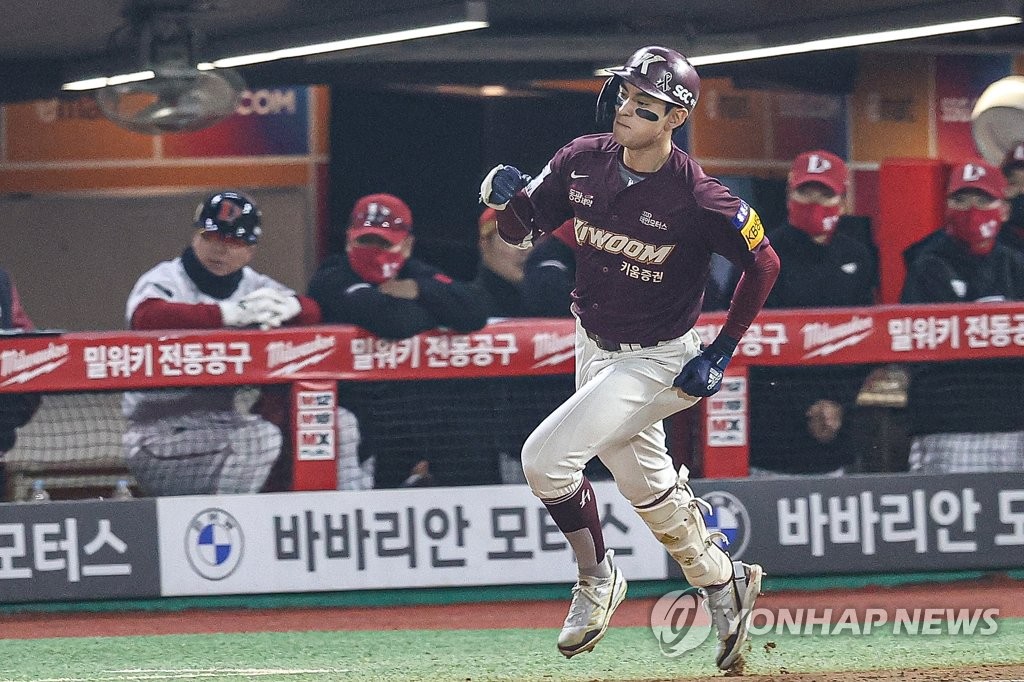 In this file photo from Nov.  8, 2022, Lee Jung-hoo of the Kiwoom Heroes celebrates after hitting a solo home run against the SSG Landers during the top of the sixth inning of Game 6 of the Korean Series at Incheon SSG Landers Field in Incheon, some 30 kilometers west of Seoul.  (Yonhap)