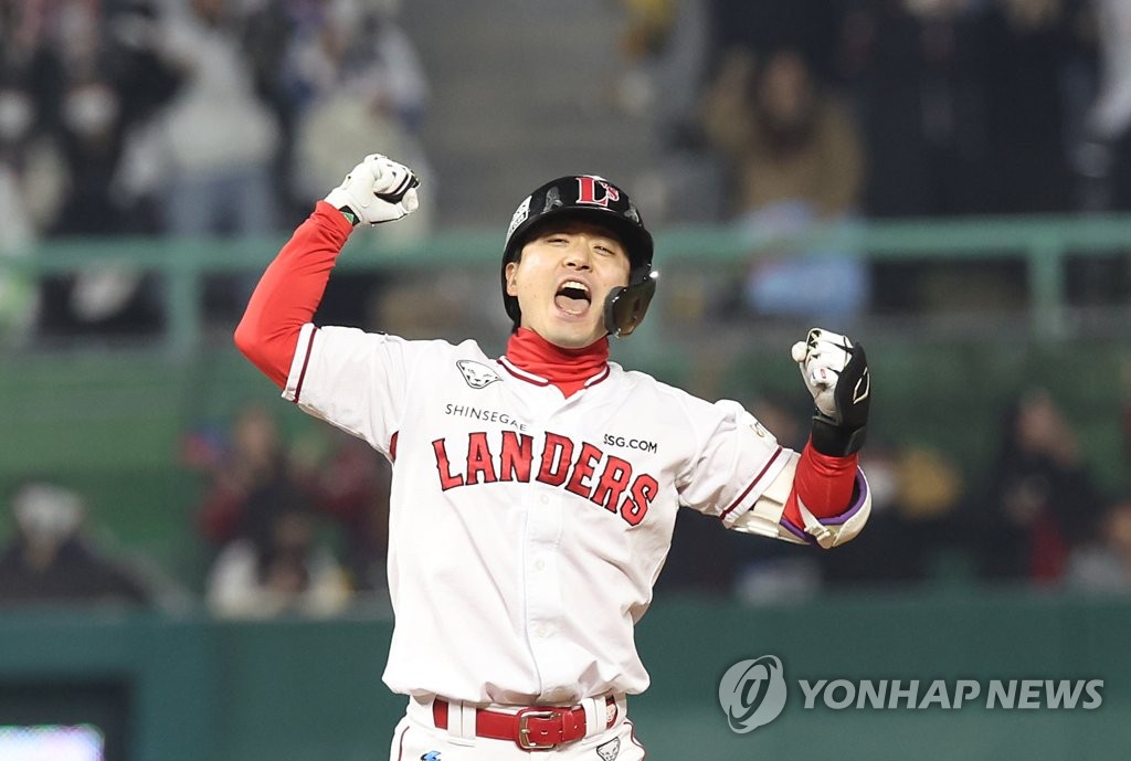 Kim Sung-hyun of the SSG Landers celebrates his two-run double against the Kiwoom Heroes during the bottom of the sixth inning of Game 6 of the Korean Series against the Kiwoom Heroes at Incheon SSG Landers Field in Incheon, 30 kilometers west of Seoul, on Nov. 8, 2022. (Yonhap)