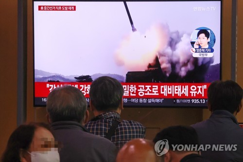 ソウル駅のテレビで北朝鮮のミサイル発射のニュースを見る人たち＝９日、ソウル（聯合ニュース）