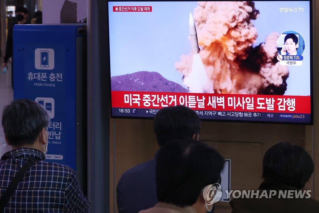 Des personnes regardent l'annonce d'un tir de missile balistique de la Corée du Nord à la gare de Séoul, le mercredi 9 novembre 2022. 