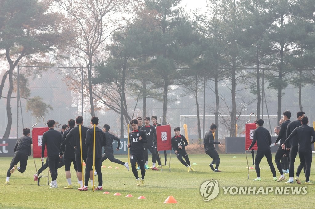 Players on the South Korean men's national football team train at the National Football Center in Paju, Gyeonggi Province, on Nov. 10, 2022. (Yonhap)