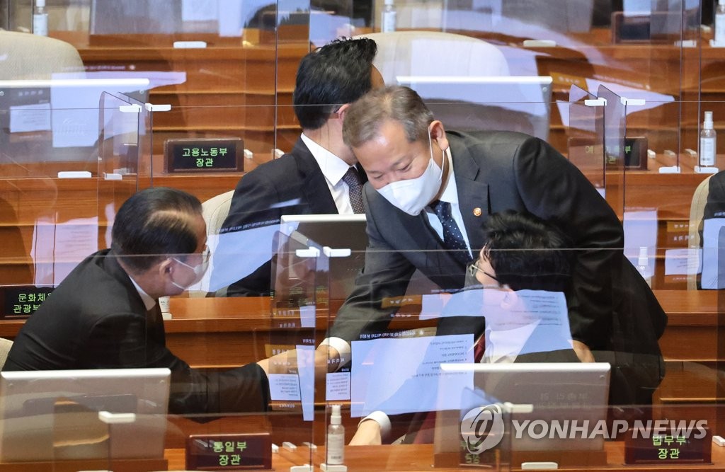 인사 나누는 이상민 행안부 장관