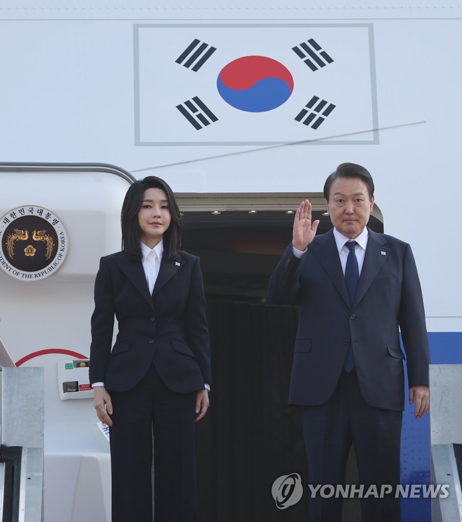 (LEAD) Yoon leaves for Southeast Asia for ASEAN, G-20 summits