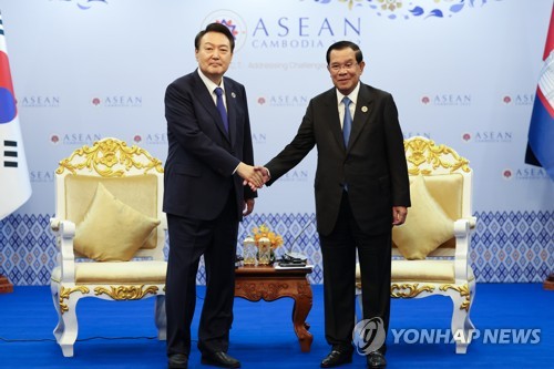 Yoon et Hun Sen conviennent d'élargir les liens bilatéraux de la Corée du Sud et du Cambodge