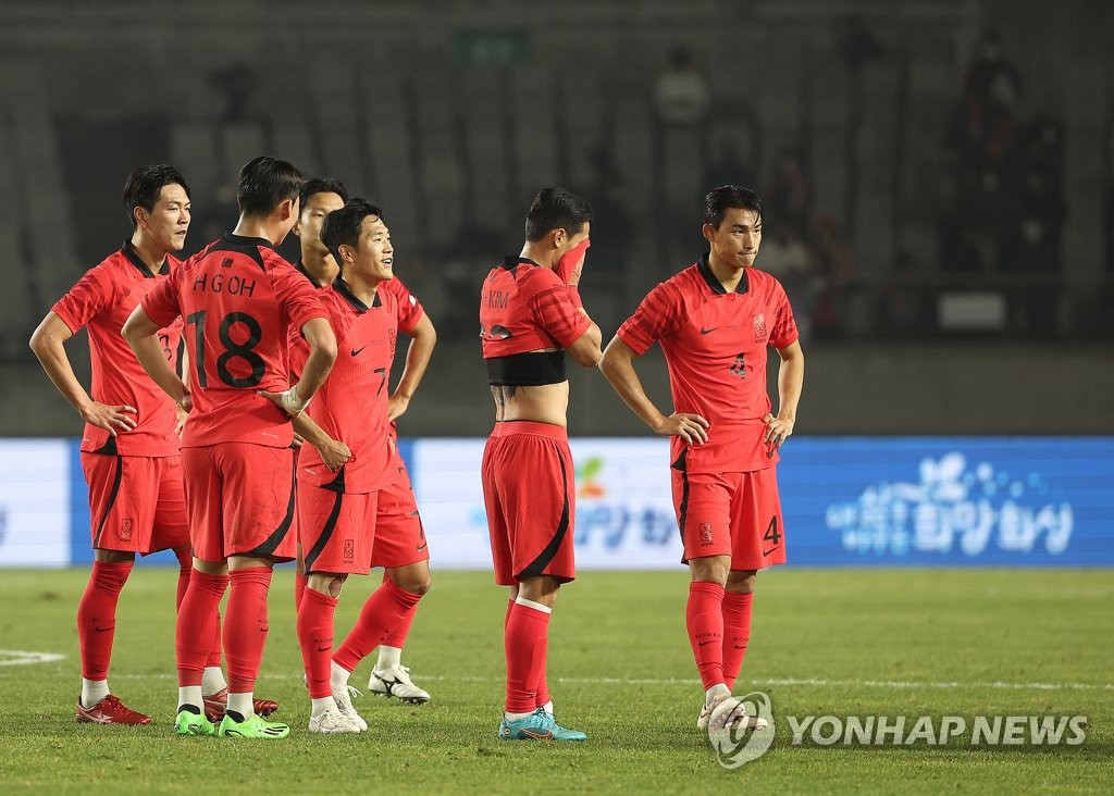 South Korean players react to their 1-0 victory over Iceland in their friendly football match at Hwaseong Sports Complex Main Stadium in Hwaseong, Gyeonggi Province, on Nov. 11, 2022. (Yonhap) 