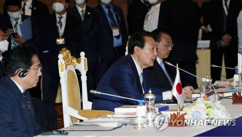 ＡＳＥＡＮプラス３首脳会議で発言する尹大統領＝１２日、プノンペン（聯合ニュース）