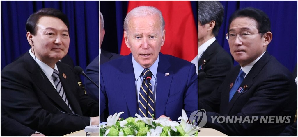 This combined photo taken Nov. 13, 2022, shows South Korean President Yoon Suk Yeol (L), U.S. President Joe Biden (C) and Japanese Prime Minister Fumio Kishida posing for a photo during their summit at a hotel in Phnom Penh. (Yonhap)