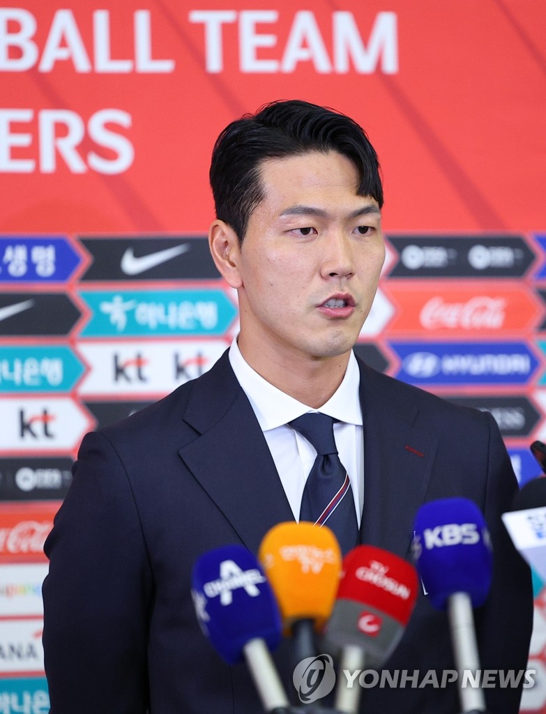 Kim Young-gwon, a defender on the South Korean men's national football team, speaks to reporters at Incheon International Airport in Incheon, just west of Seoul on Nov. 13, 2022, before traveling to Qatar for the 2022 FIFA World Cup. (Yonhap)