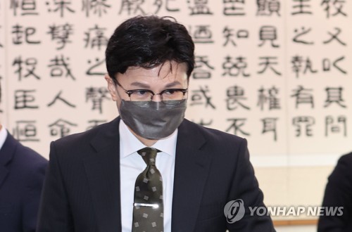国会で開かれた法制司法委員会の会議に出席した韓長官＝１４日、ソウル（聯合ニュース）